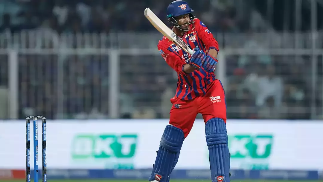 मुकुल चौधरी आईपीएल मैच में छक्का लगाते हुए