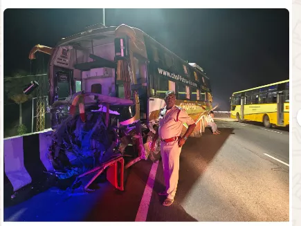 तेलंगाना और तिरुपति में निजी बस हादसे, 16 घायल। ड्राइवर की झपकी से दुर्घटना की आशंका।