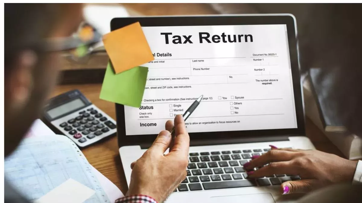 आयकर रिटर्न फॉर्म भरते हुए व्यक्ति