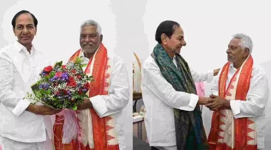 केसीआर से मुलाकात करते पूर्व मंत्री जीवन रेड्डी