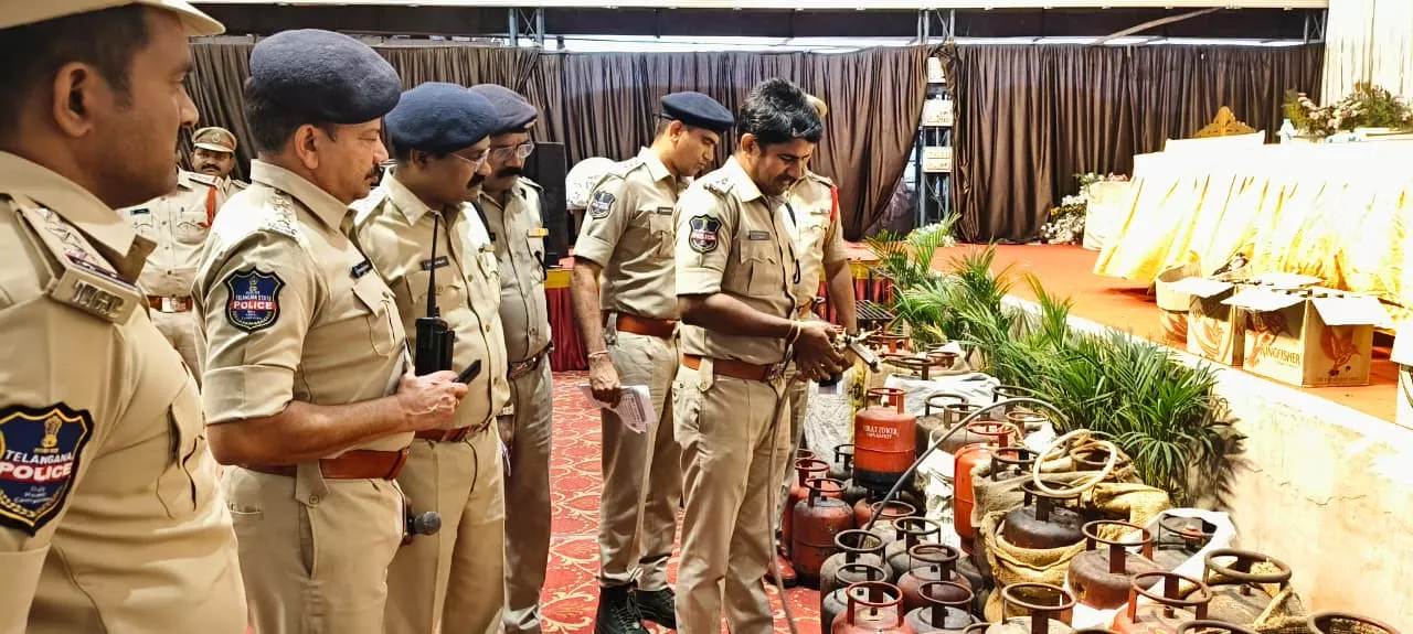 मंगलहाट में पुलिस द्वारा चलाया गया सर्च ऑपरेशन