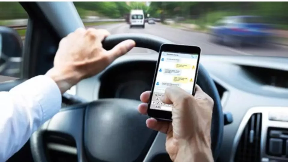सेलफोन ड्राइविंग पर हैदराबाद पुलिस की सख्ती