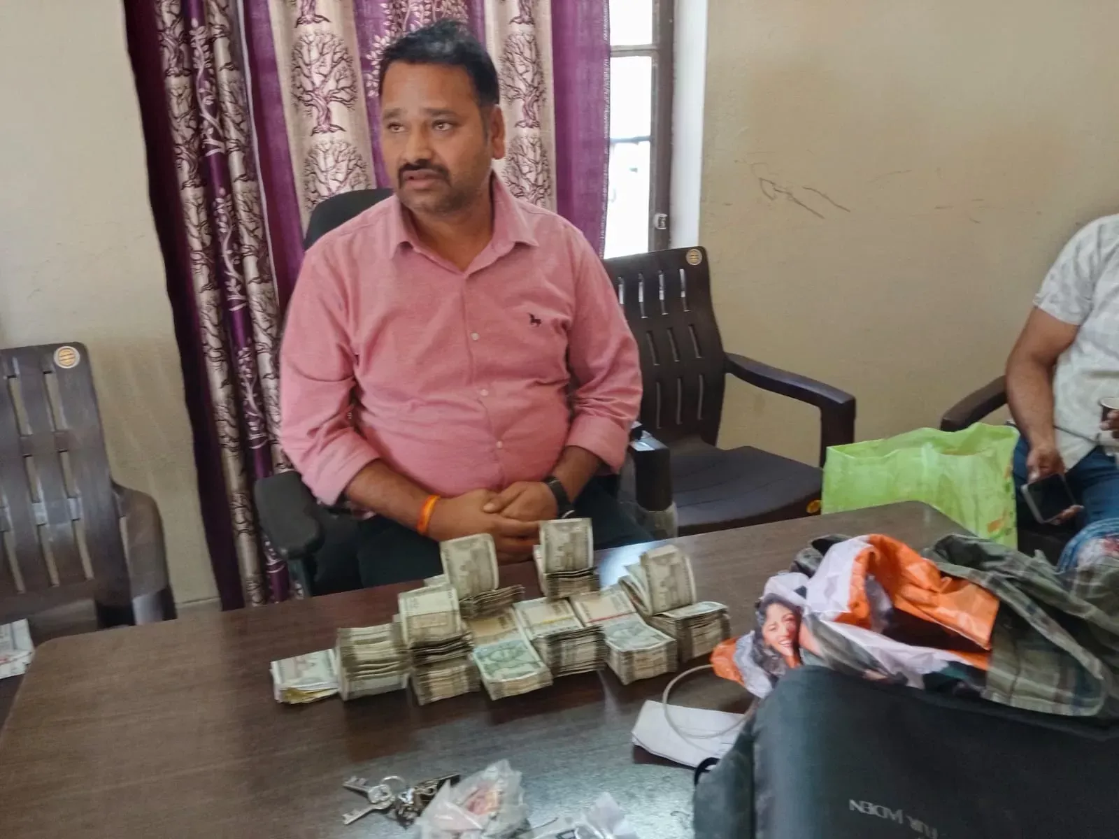 एसीबी ने सहायक अभियंता से 3.70 लाख रुपये बरामद किए