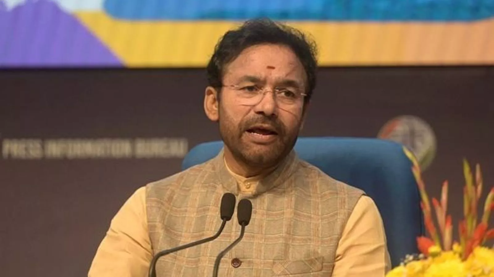 ज्योतिबा फुले प्रतिमा पर पुष्पांजलि अर्पित करते नेता