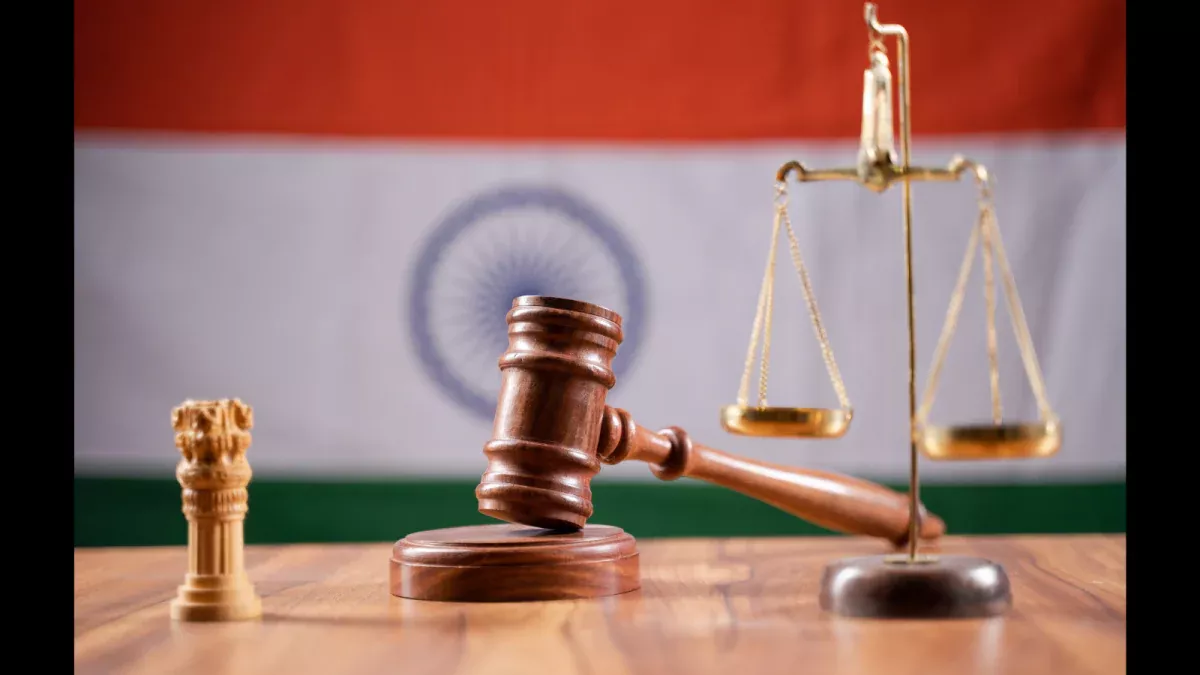 महिला पीसीआर वैन को हरी झंडी दिखाते मुख्यमंत्री