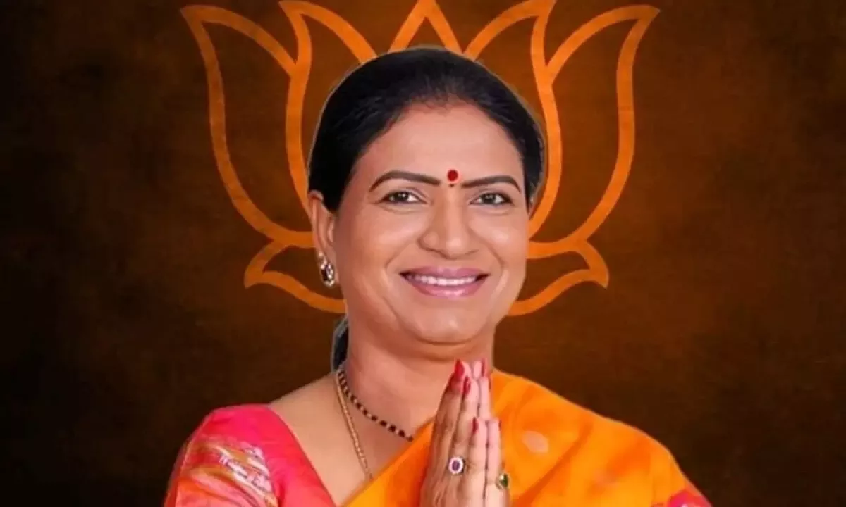 डी.के. अरुणा मीडिया को संबोधित करती हुई