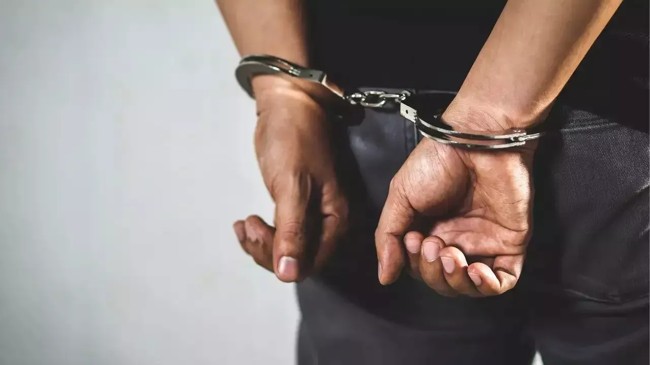 हॉस्पिटल में छापेमारी के दौरान जांच करती टीम