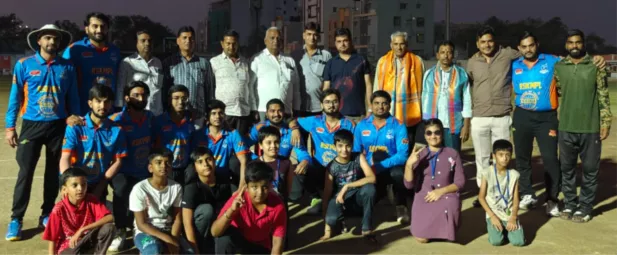 क्रिकेट मैच में बल्लेबाजी करते खिलाड़ी