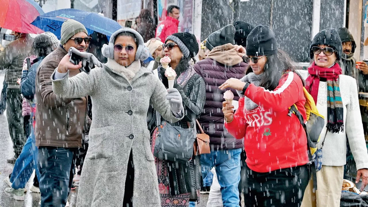 शिमला में पर्यटकों की भारी भीड़, सुहावने मौसम के बीच IMD ने बारिश