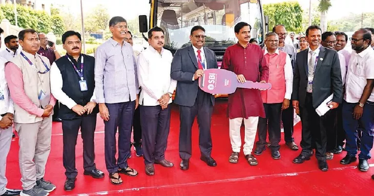 एसबीआई ने उस्मानिया यूनिवर्सिटी को दी 3 बसें