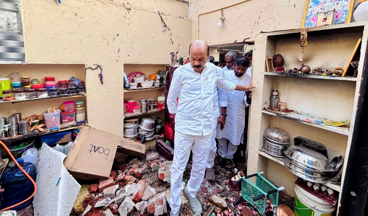 संगारेड्डी में सिलेंडर धमाके से जली झोपड़ियां