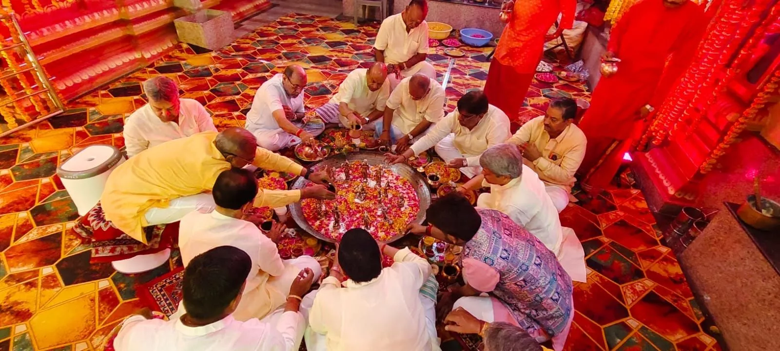 हनुमान जन्मोत्सव पर मंदिर में विशेष पूजा और आरती