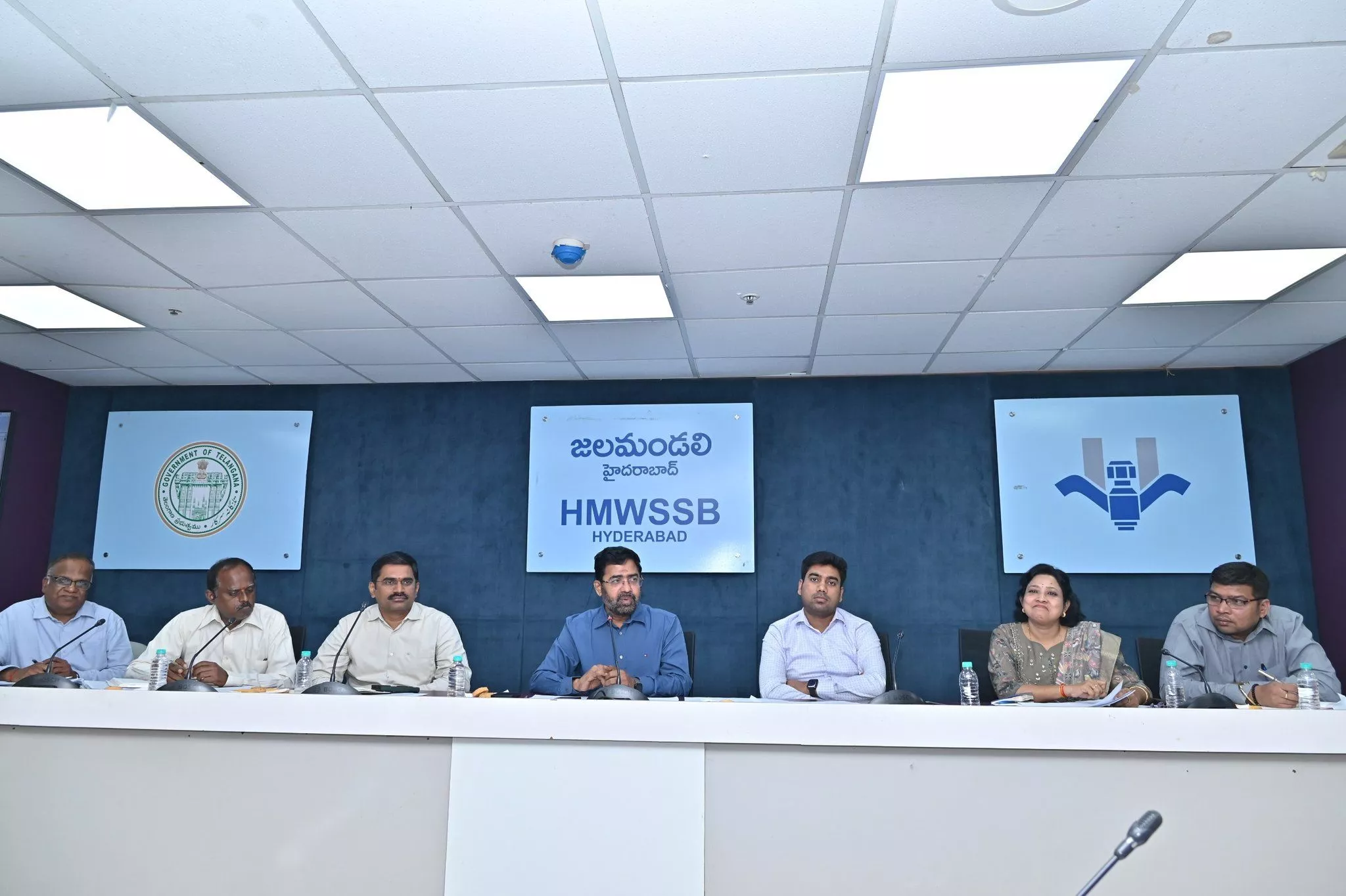 हैदराबाद जल बोर्ड अधिकारी सड़कों की मरम्मत की निगरानी करते हुए