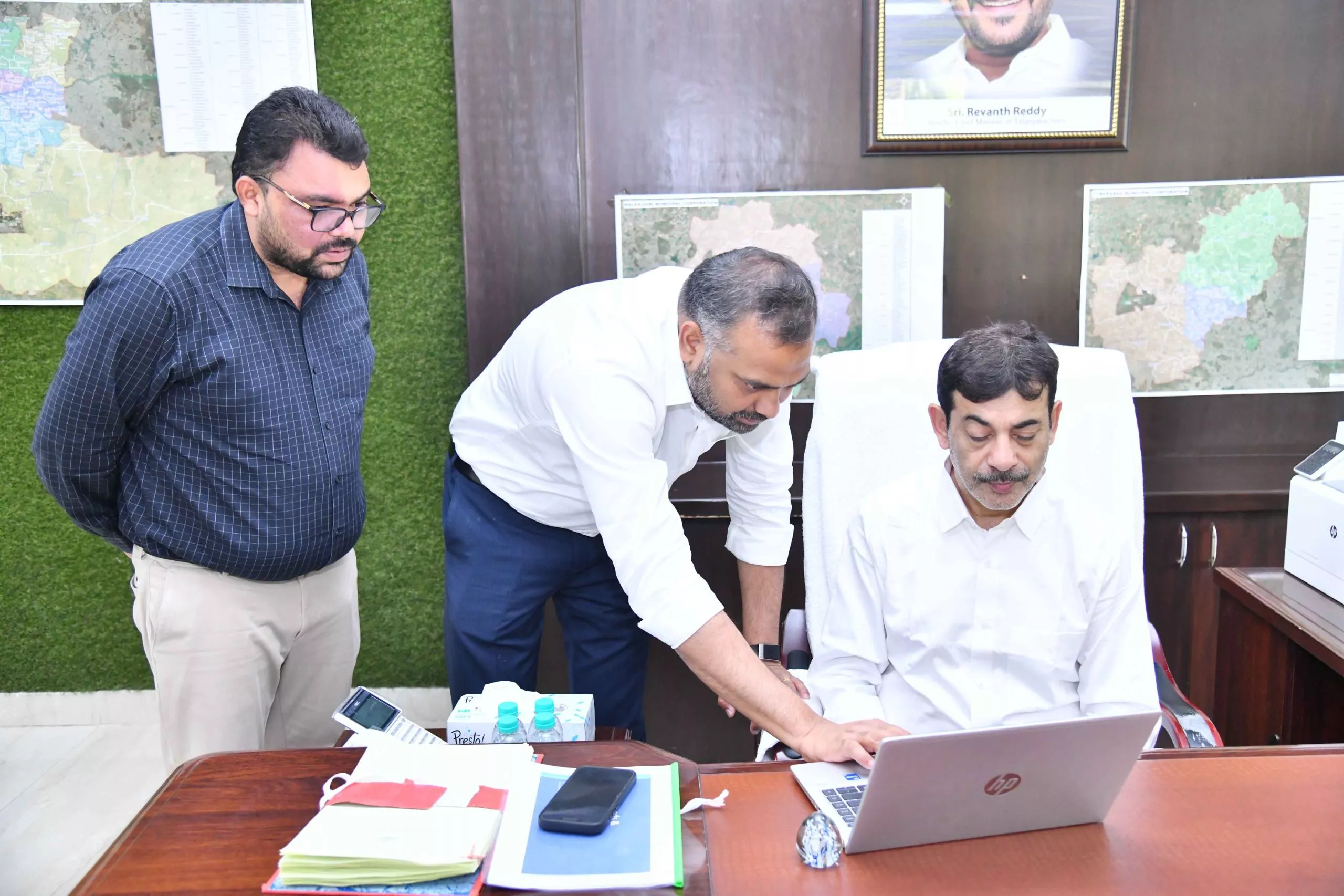 अधिकारी जनगणना 2027 के सेल्फ-एन्यूमरेशन में भाग लेते हुए