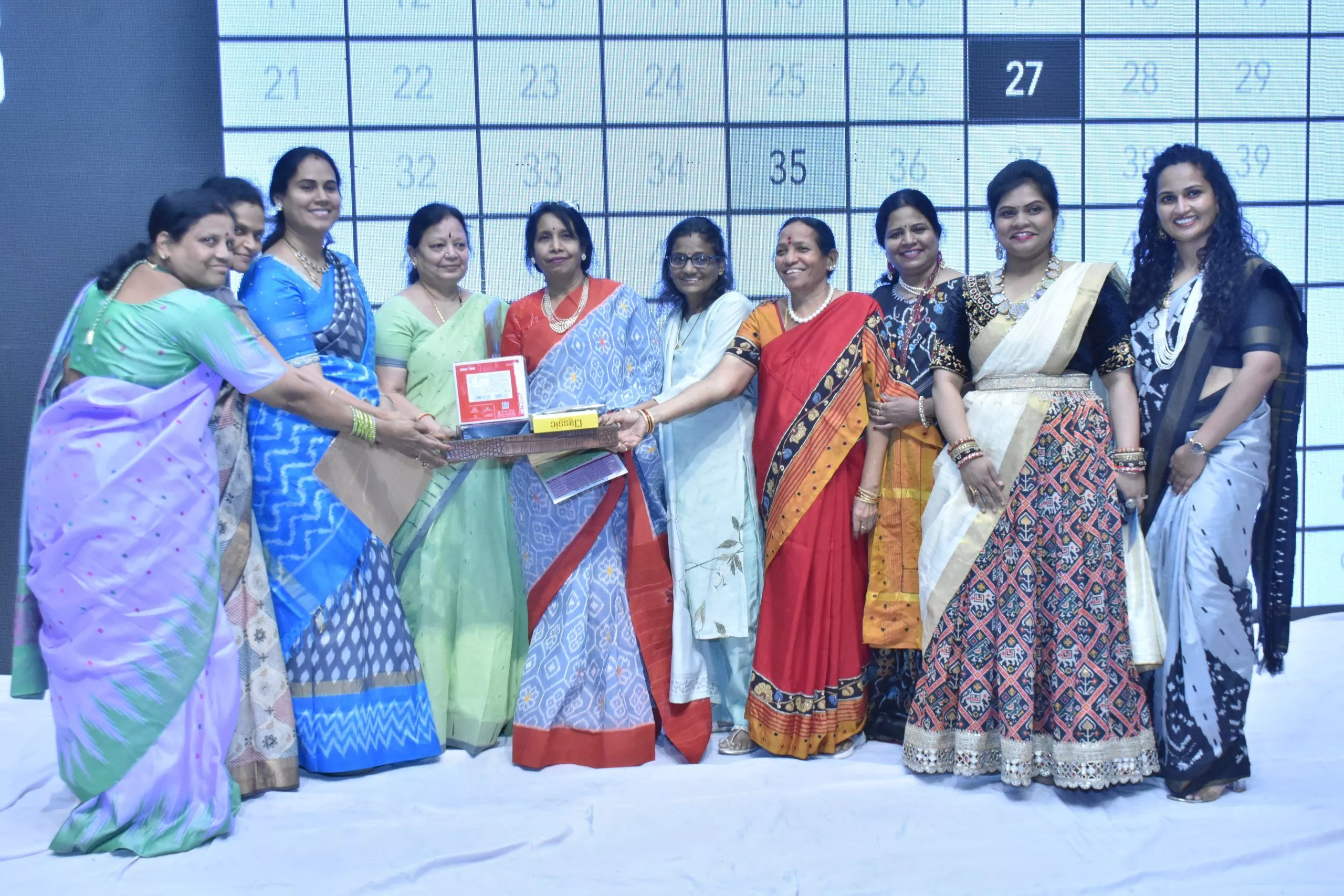 बम्पर तंबोला कार्यक्रम में विजेताओं को सम्मानित किया गया