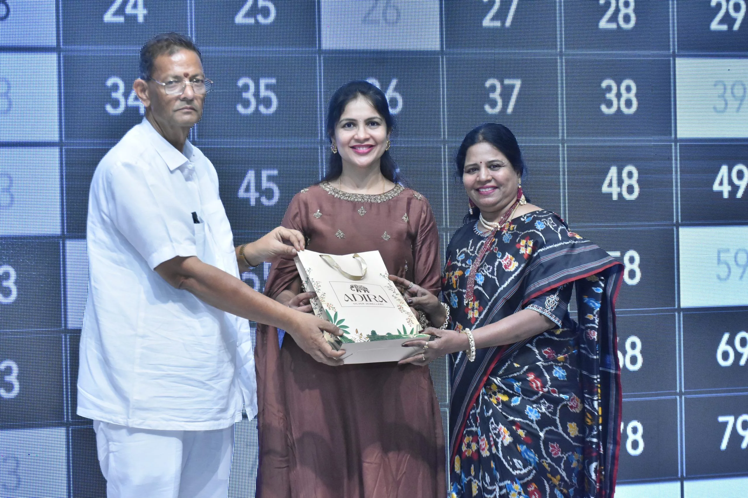 बम्पर तंबोला कार्यक्रम में विजेताओं को सम्मानित किया गया