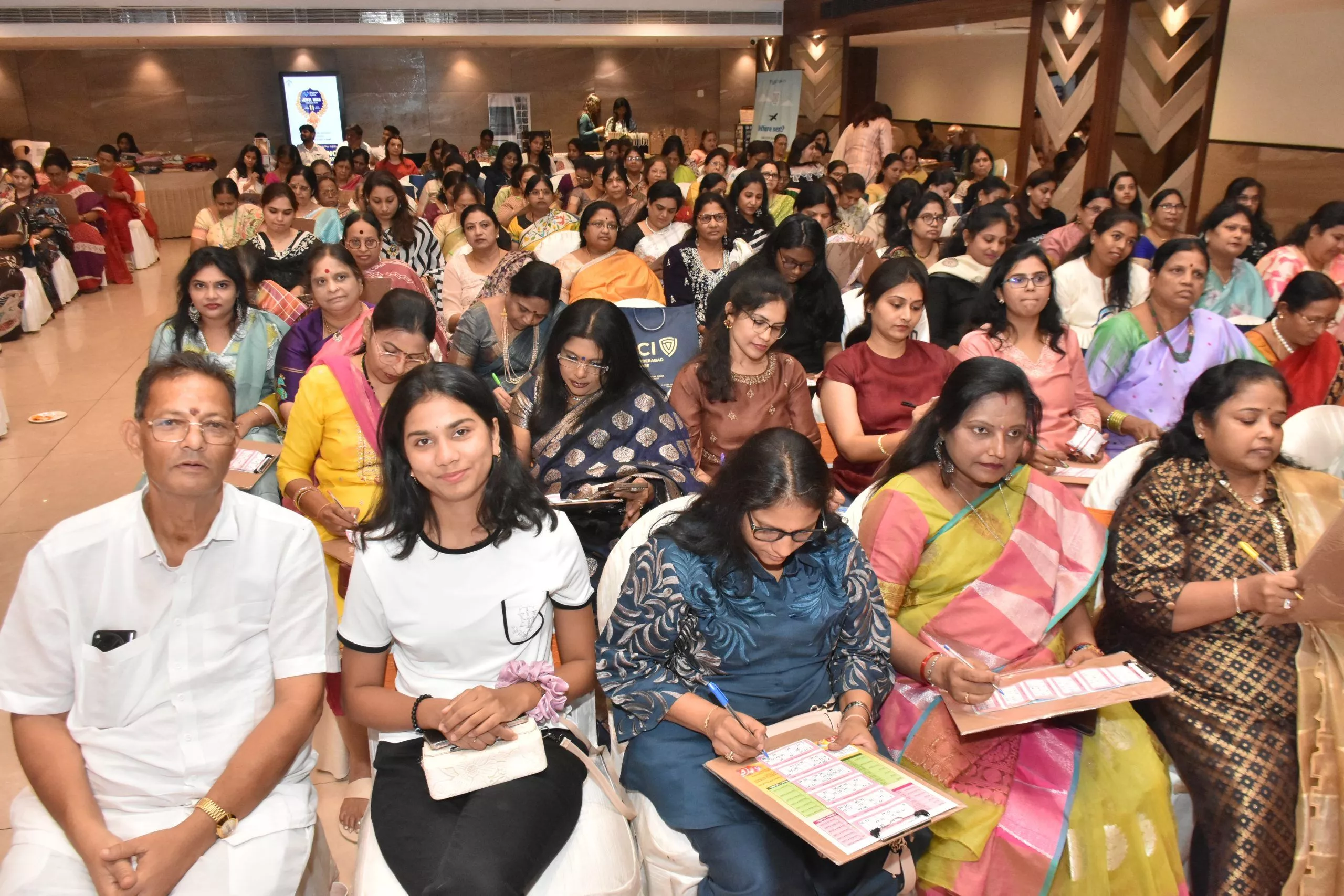 बम्पर तंबोला कार्यक्रम में विजेताओं को सम्मानित किया गया