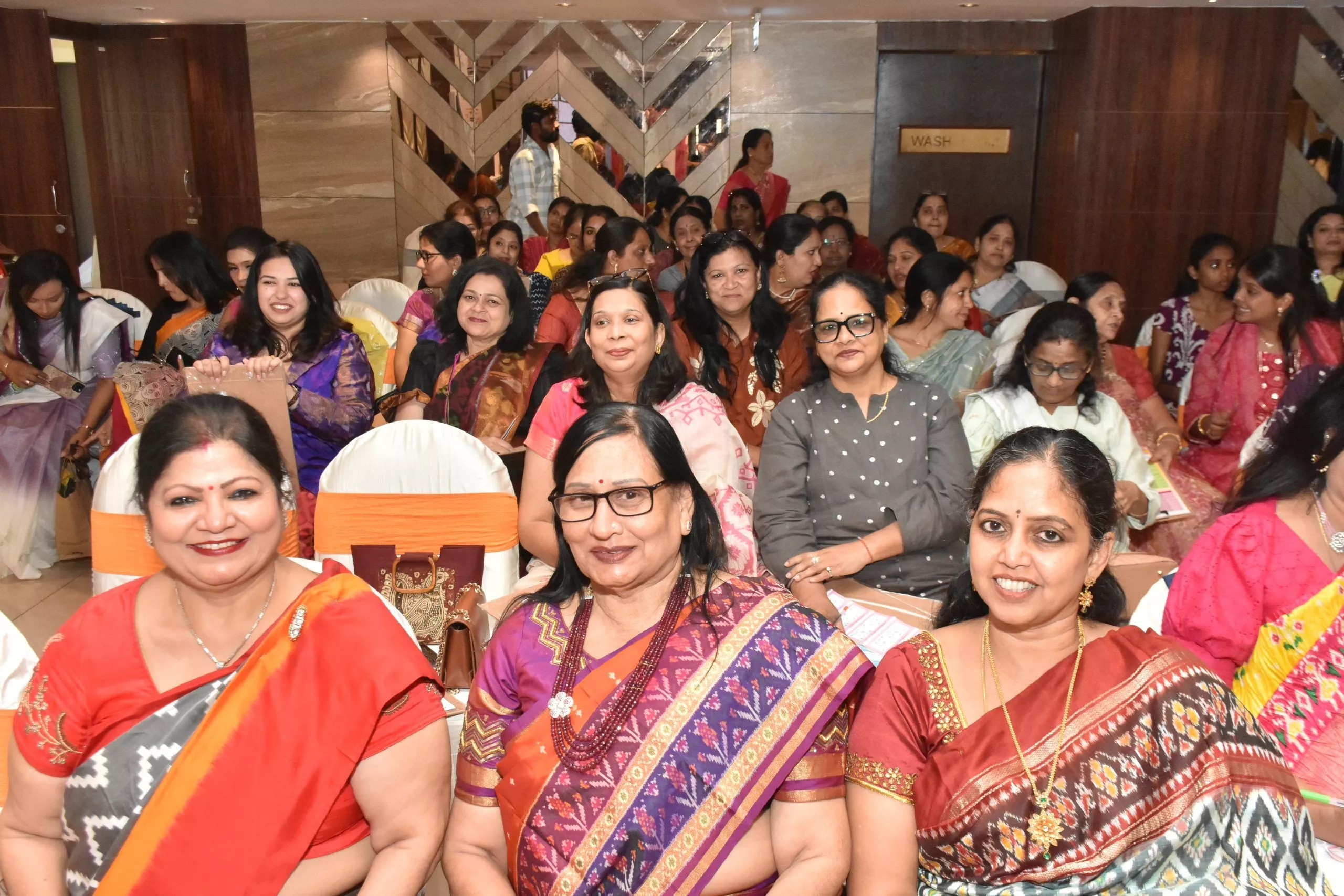 बम्पर तंबोला कार्यक्रम में विजेताओं को सम्मानित किया गया