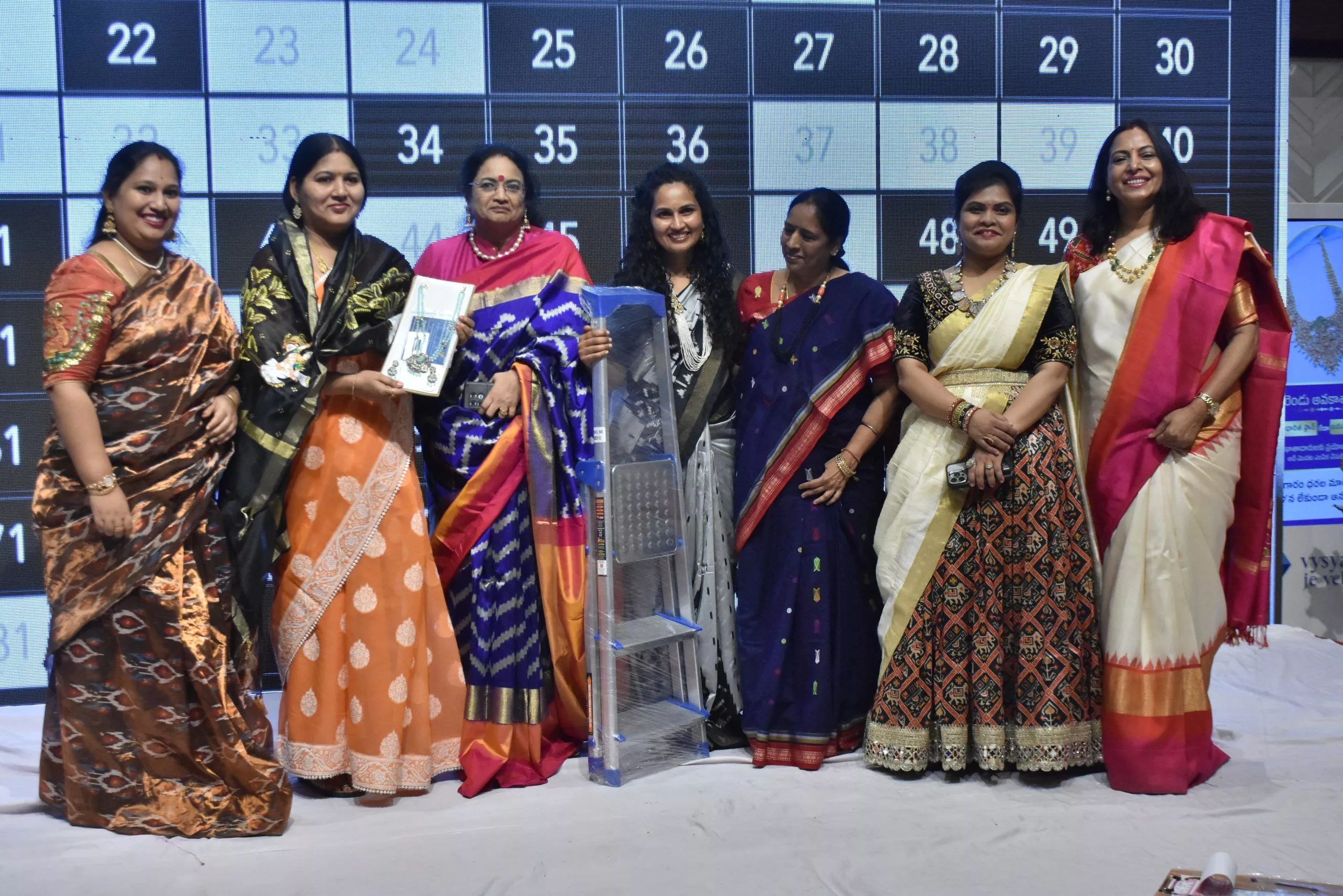 बम्पर तंबोला कार्यक्रम में विजेताओं को सम्मानित किया गया