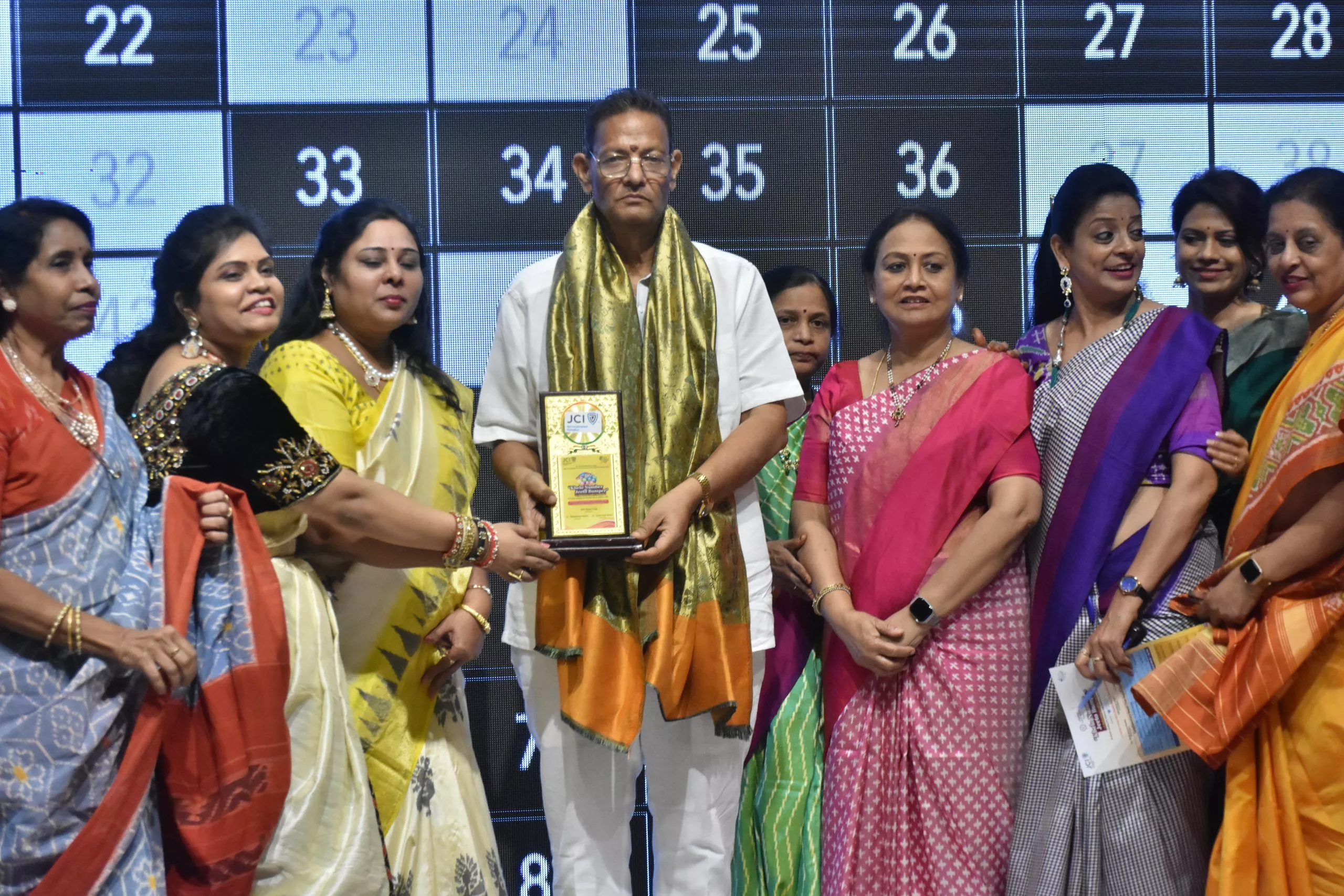 बम्पर तंबोला कार्यक्रम में विजेताओं को सम्मानित किया गया