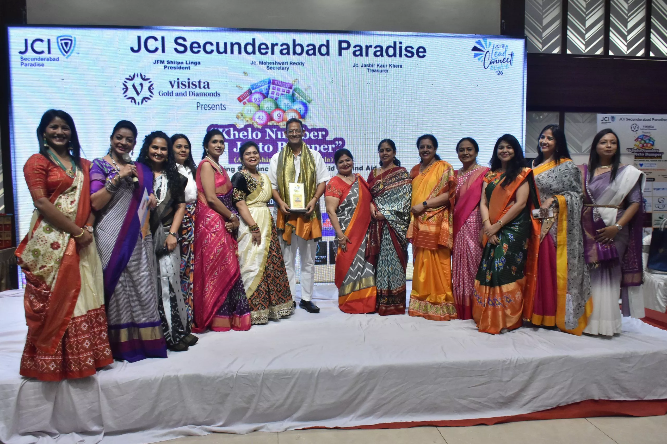 तंबोला कार्यक्रम में पुरस्कार जीतती महिलाएं