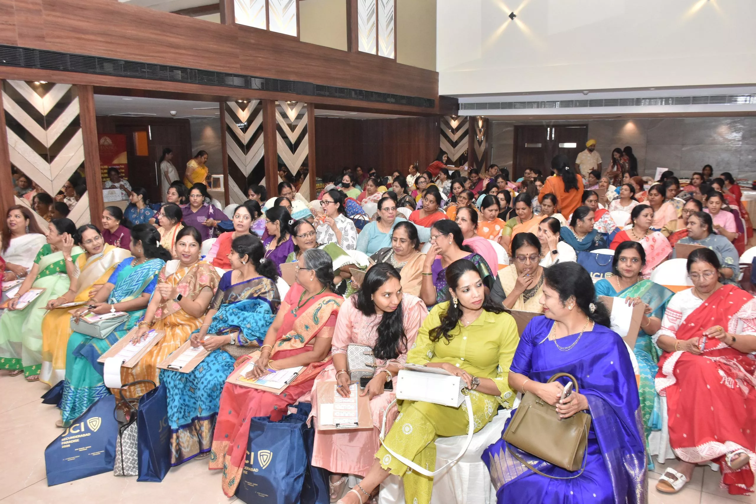 बम्पर तंबोला कार्यक्रम में विजेताओं को सम्मानित किया गया