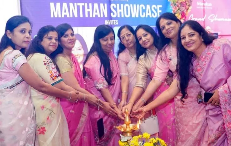 मंथन क्लब के शोकेस में अपने उत्पाद प्रदर्शित करती महिलाएं