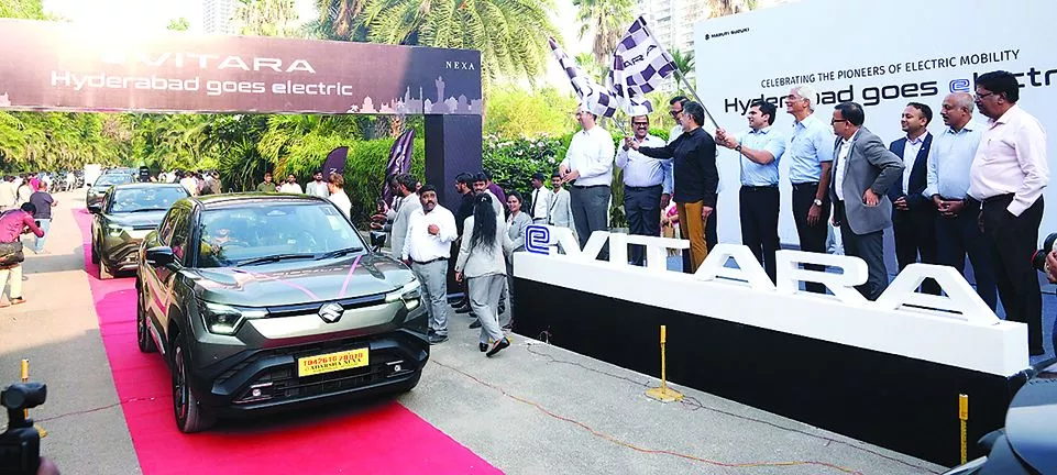 हैदराबाद में 108 ई-विटारा कारों की डिलीवरी