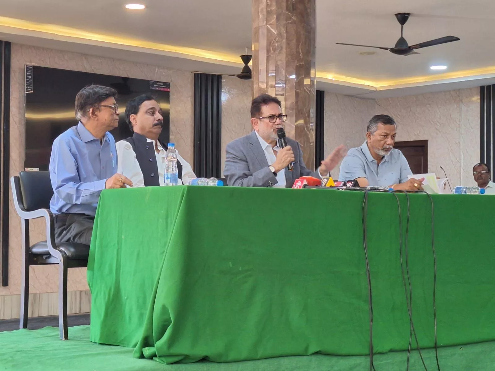 संवाददाता सम्मेलन में बोलते पूर्व क्रिकेटर अरशद अयूब