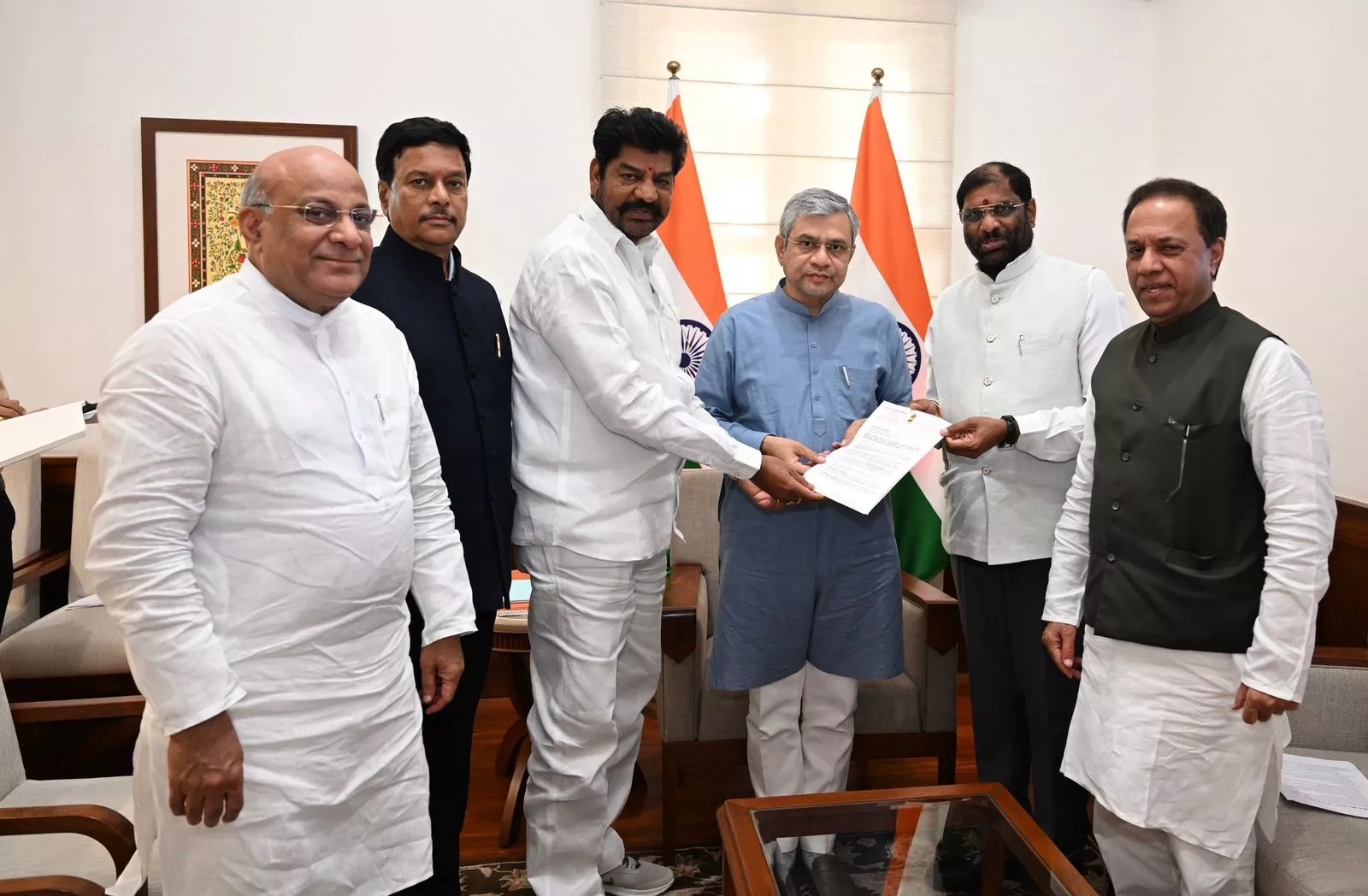 केटीआर केंद्रीय रेल मंत्री को पत्र सौंपते हुए