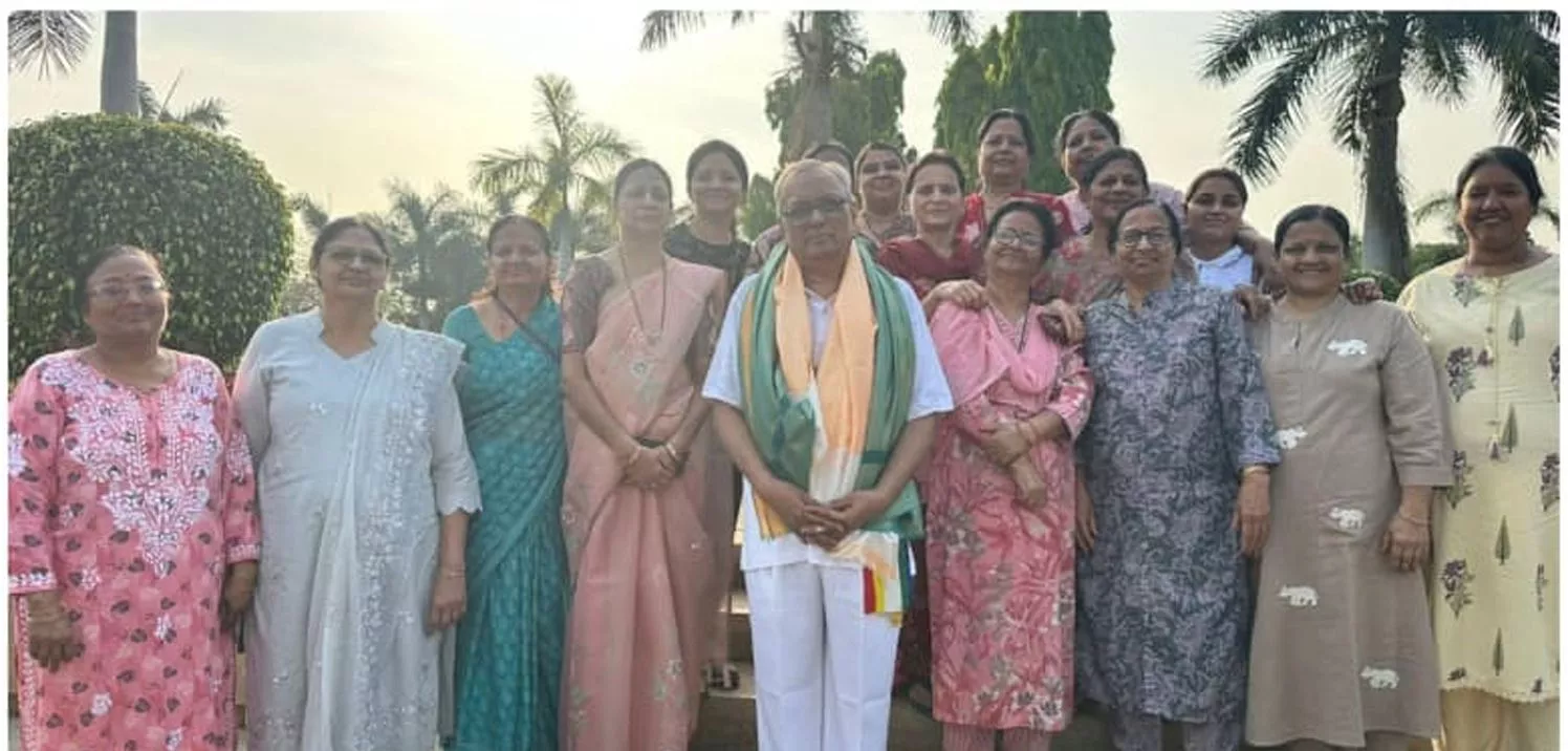 जीवन जीने की कला कार्यक्रम में उपस्थित सदस्य