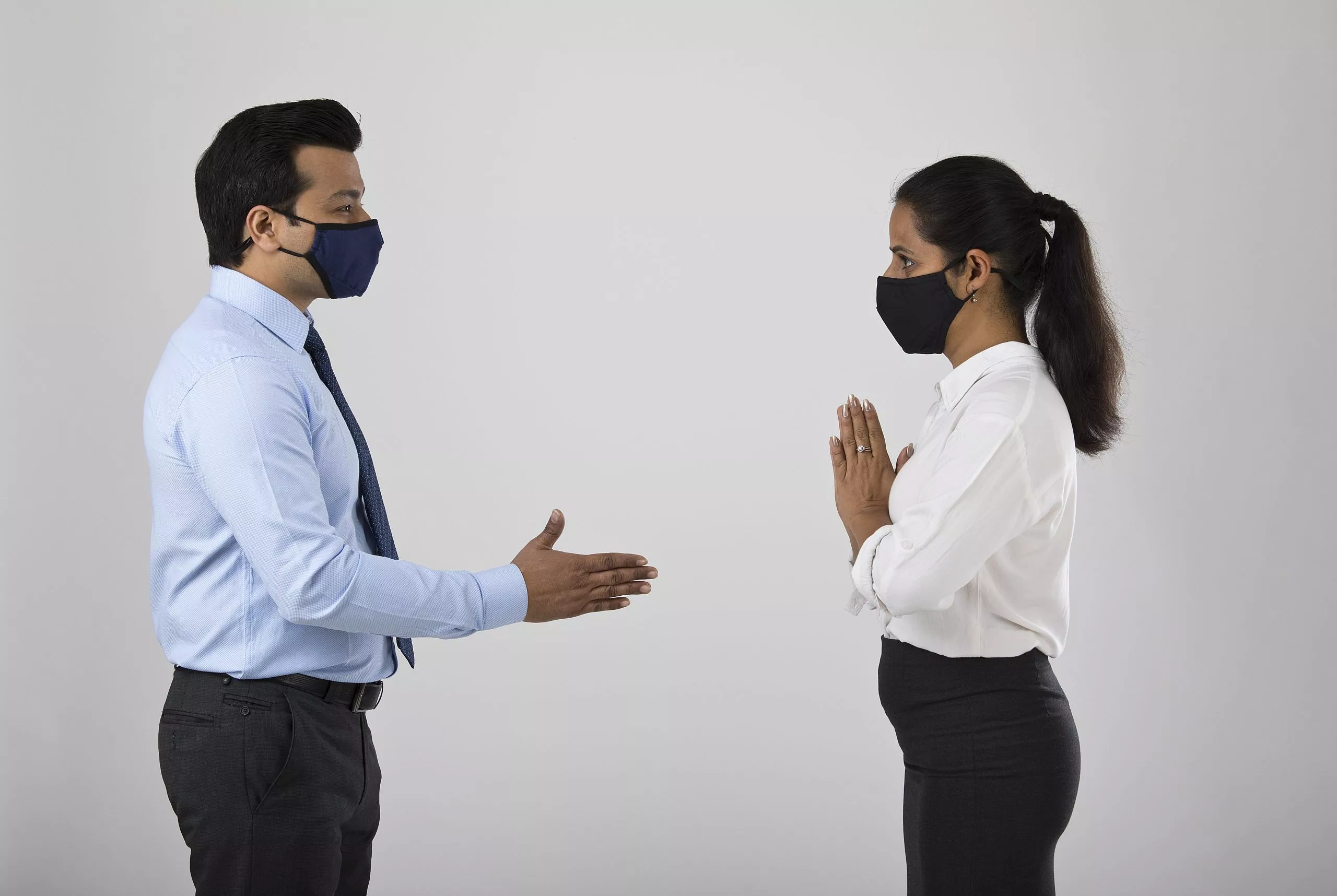 हाथ मिलाने से फैल सकती हैं बीमारियां, नमस्कार है सुरक्षित विकल्प