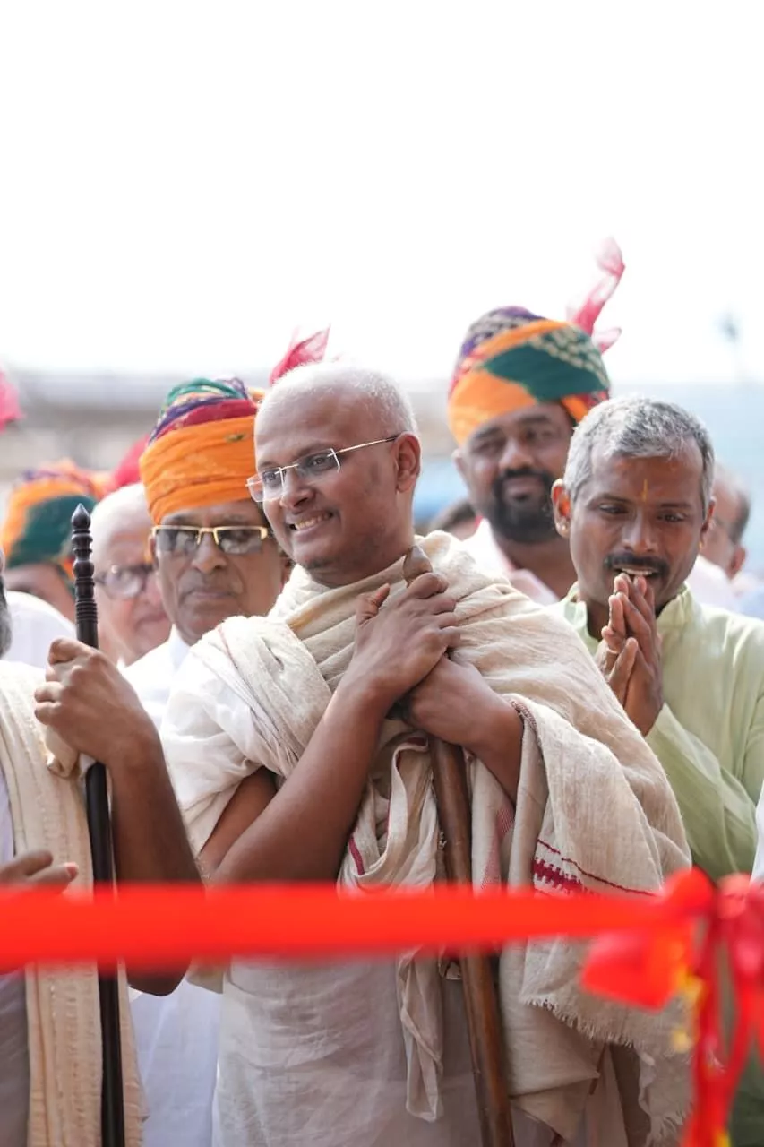 कुलपाक जैन मंदिर में मंगल वरघोड़ा के दौरान श्रद्धालु