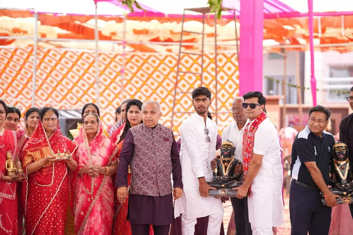 कुलपाक जैन मंदिर में मंगल वरघोड़ा के दौरान श्रद्धालु