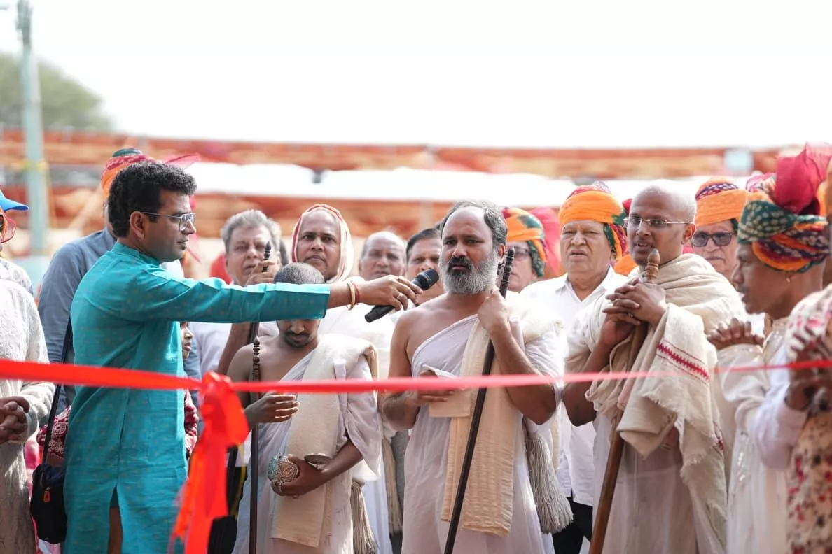 कुलपाक जैन मंदिर में मंगल वरघोड़ा के दौरान श्रद्धालु