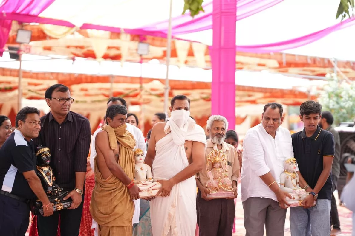 कुलपाक जैन मंदिर में मंगल वरघोड़ा के दौरान श्रद्धालु