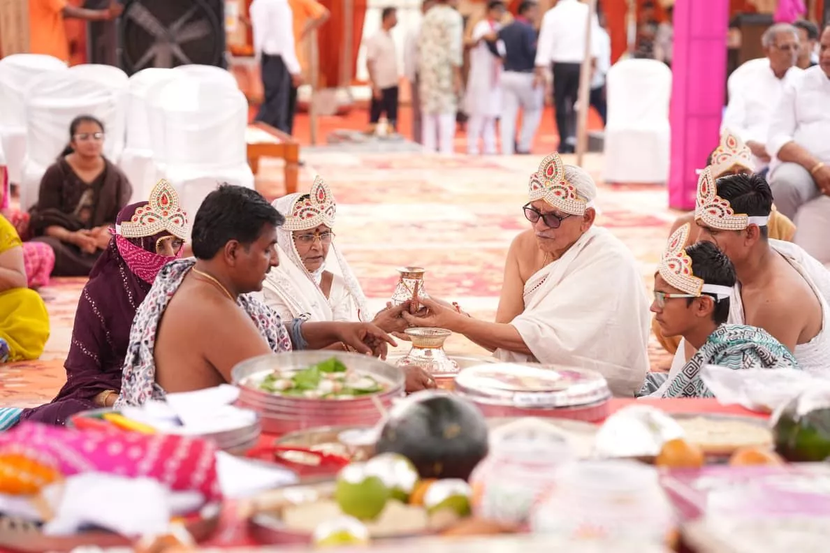 कुलपाक जैन मंदिर में मंगल वरघोड़ा के दौरान श्रद्धालु