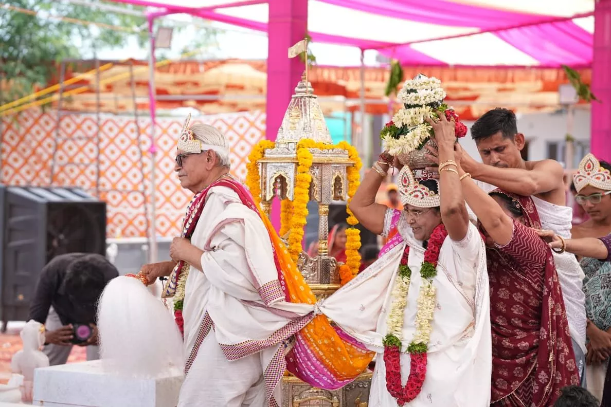 कुलपाक जैन मंदिर में मंगल वरघोड़ा के दौरान श्रद्धालु