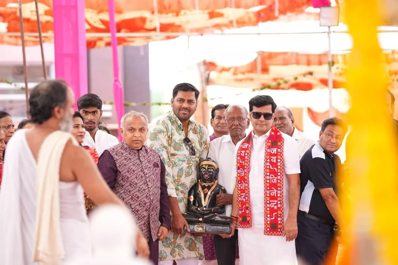 कुलपाक जैन मंदिर में मंगल वरघोड़ा के दौरान श्रद्धालु