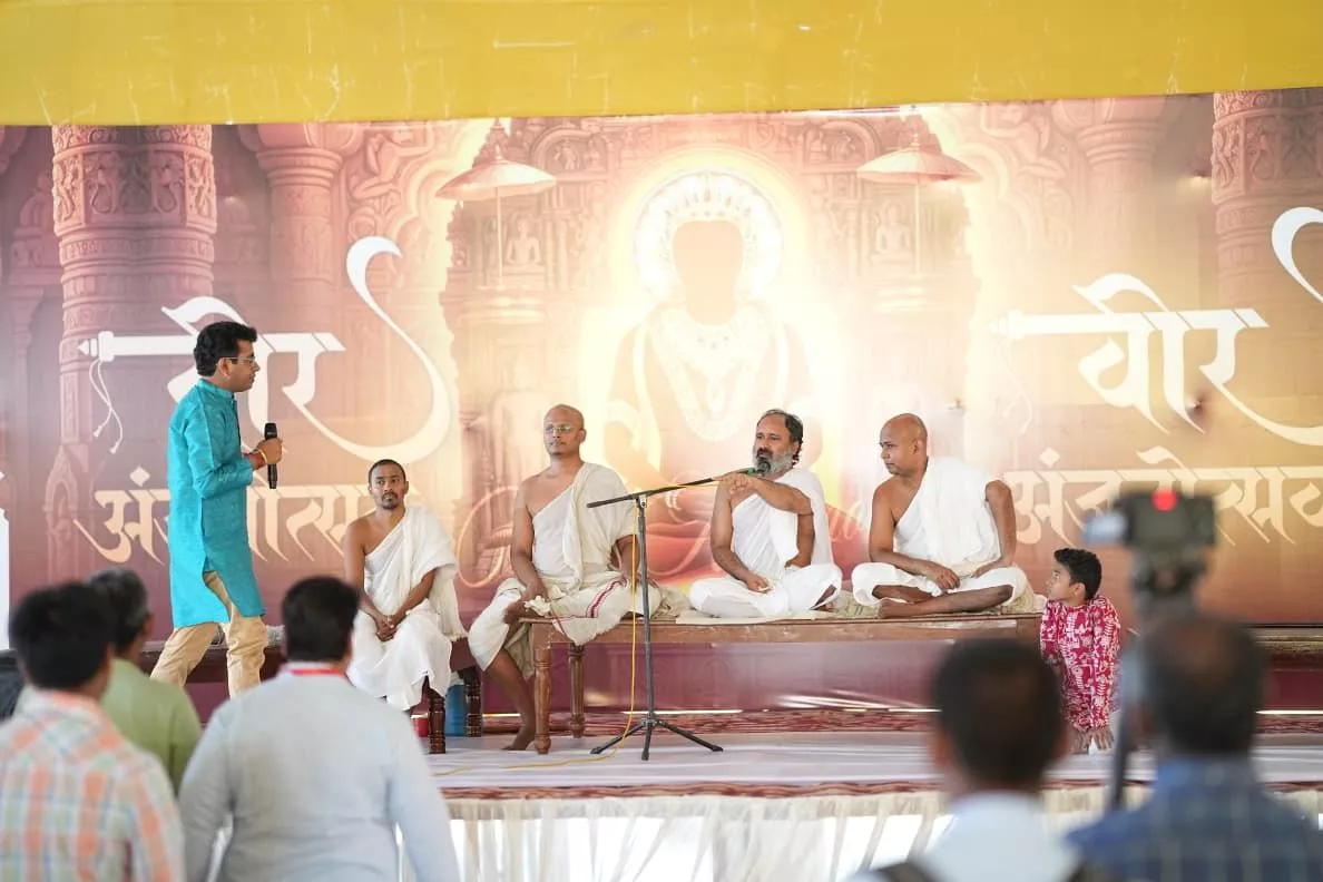 कुलपाक जैन मंदिर में मंगल वरघोड़ा के दौरान श्रद्धालु