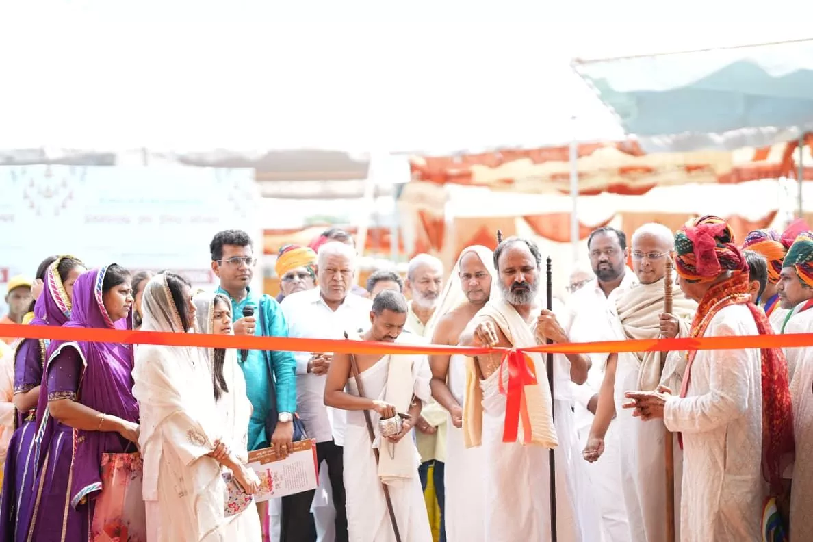 कुलपाक जैन मंदिर में मंगल वरघोड़ा के दौरान श्रद्धालु