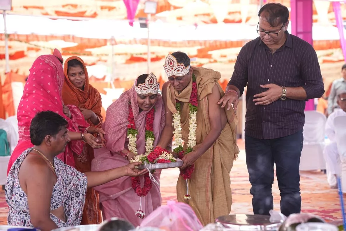 कुलपाक जैन मंदिर में मंगल वरघोड़ा के दौरान श्रद्धालु