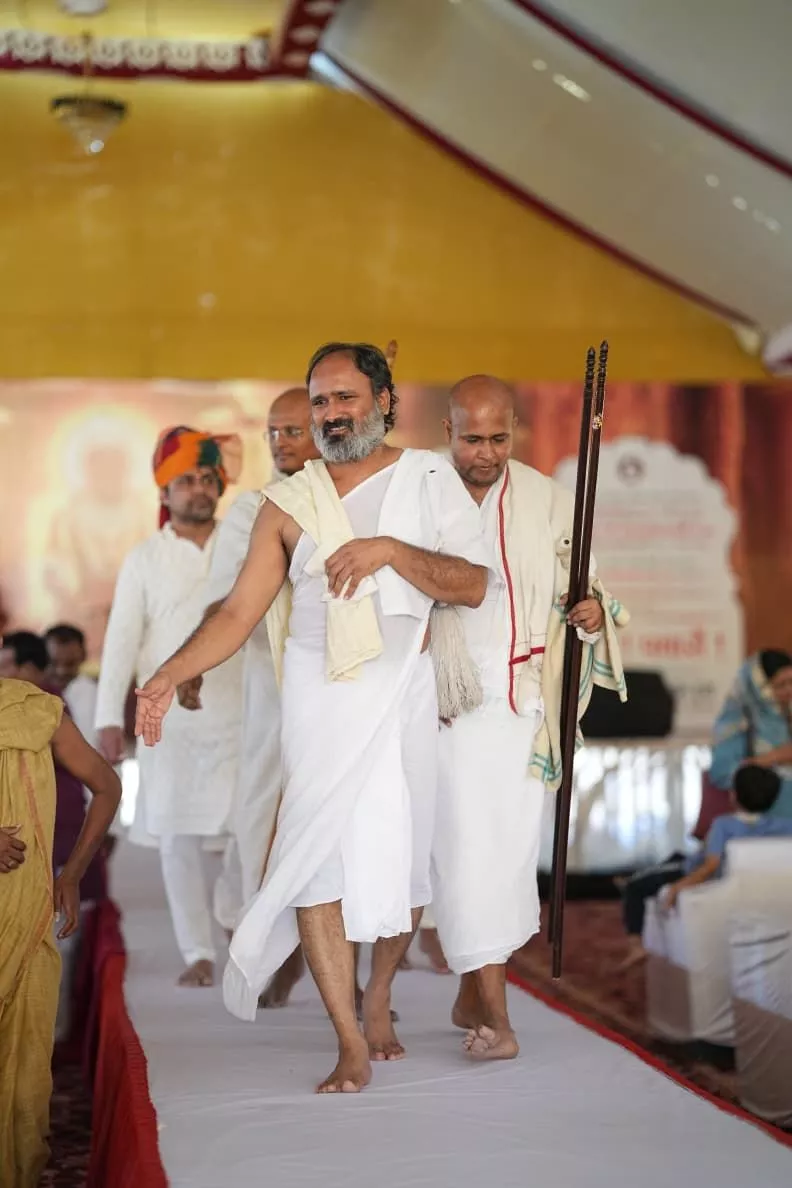 कुलपाक जैन मंदिर में मंगल वरघोड़ा के दौरान श्रद्धालु