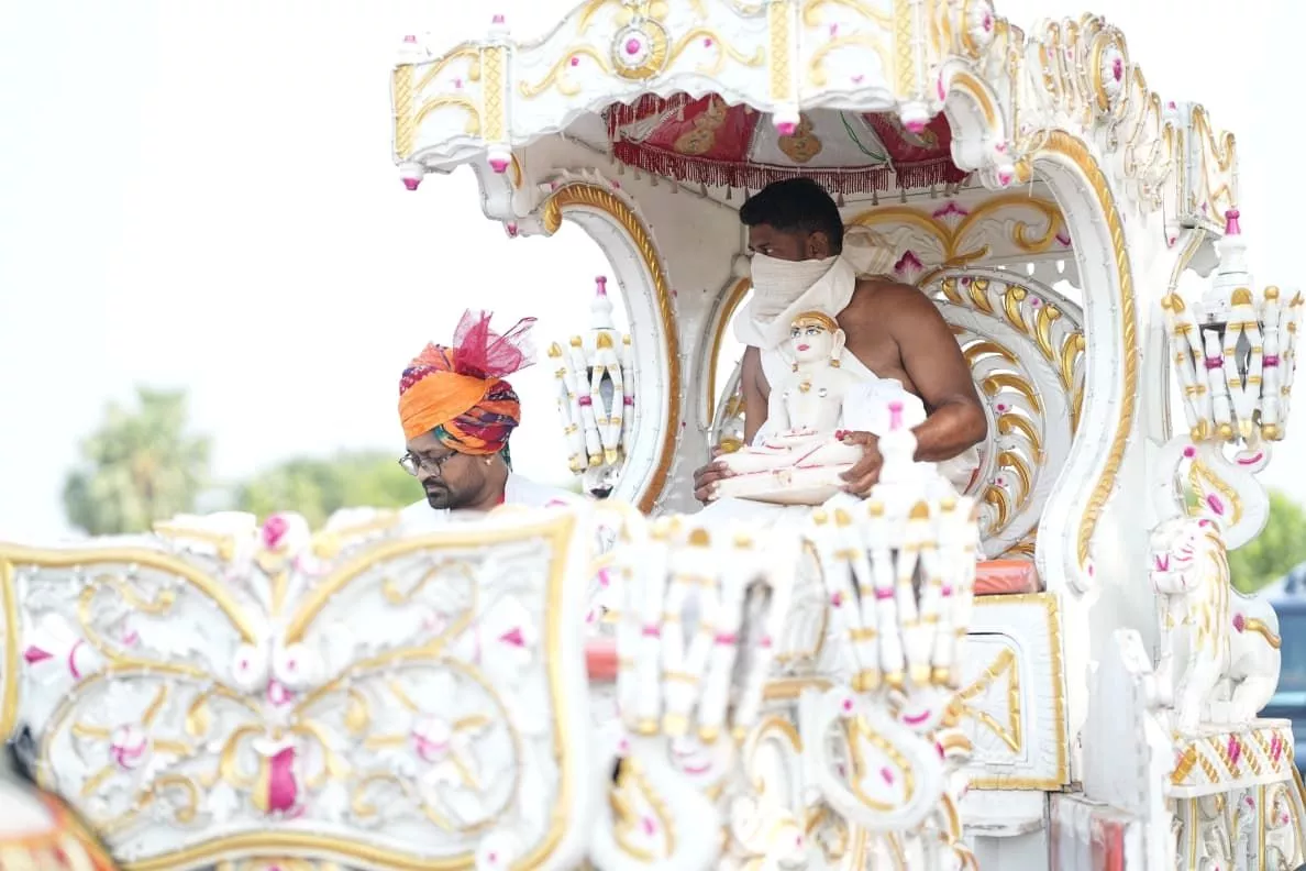 कुलपाक जैन मंदिर में मंगल वरघोड़ा के दौरान श्रद्धालु