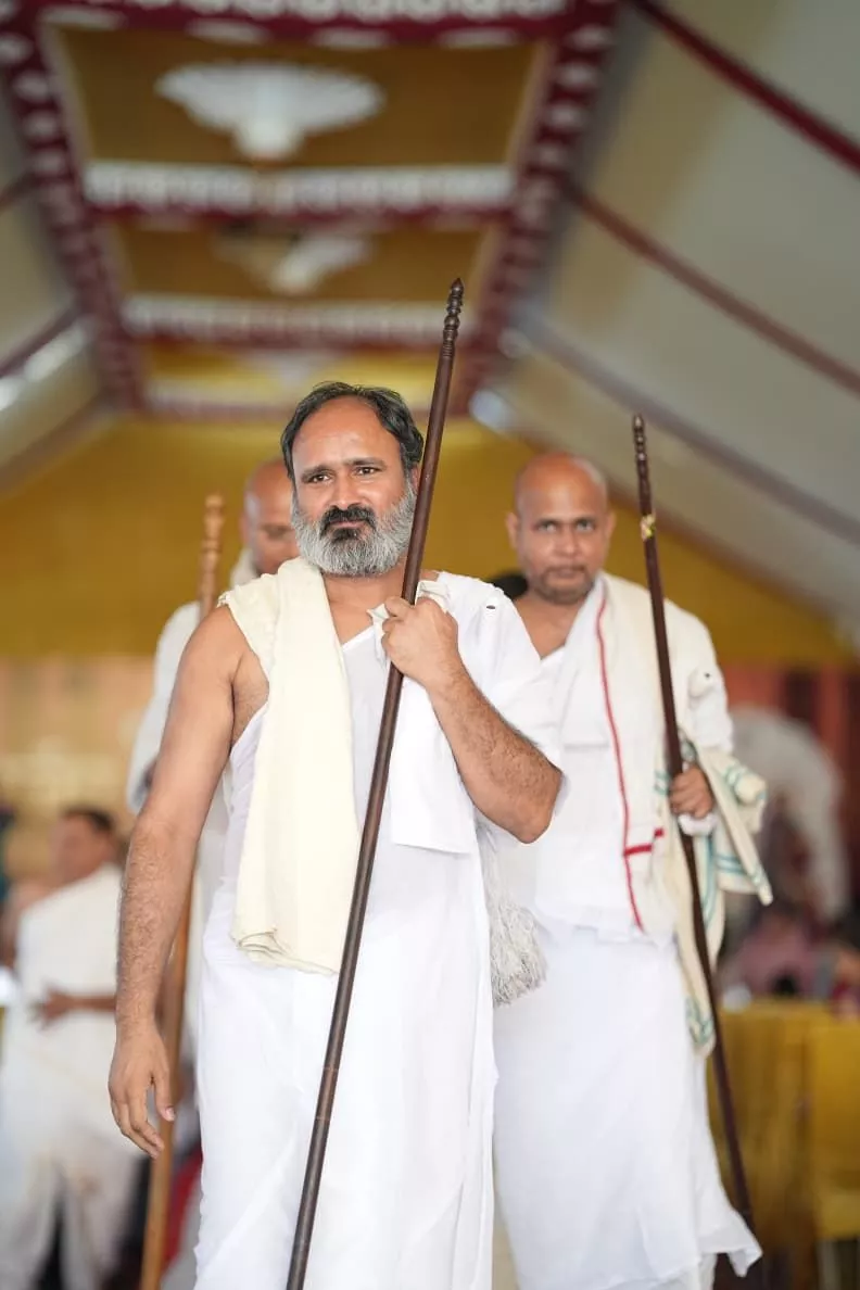 कुलपाक जैन मंदिर में मंगल वरघोड़ा के दौरान श्रद्धालु