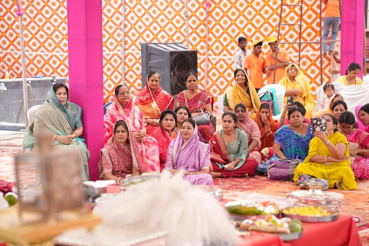 कुलपाक जैन मंदिर में मंगल वरघोड़ा के दौरान श्रद्धालु