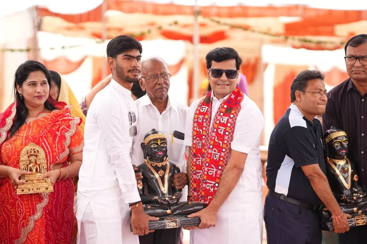 कुलपाक जैन मंदिर में मंगल वरघोड़ा के दौरान श्रद्धालु