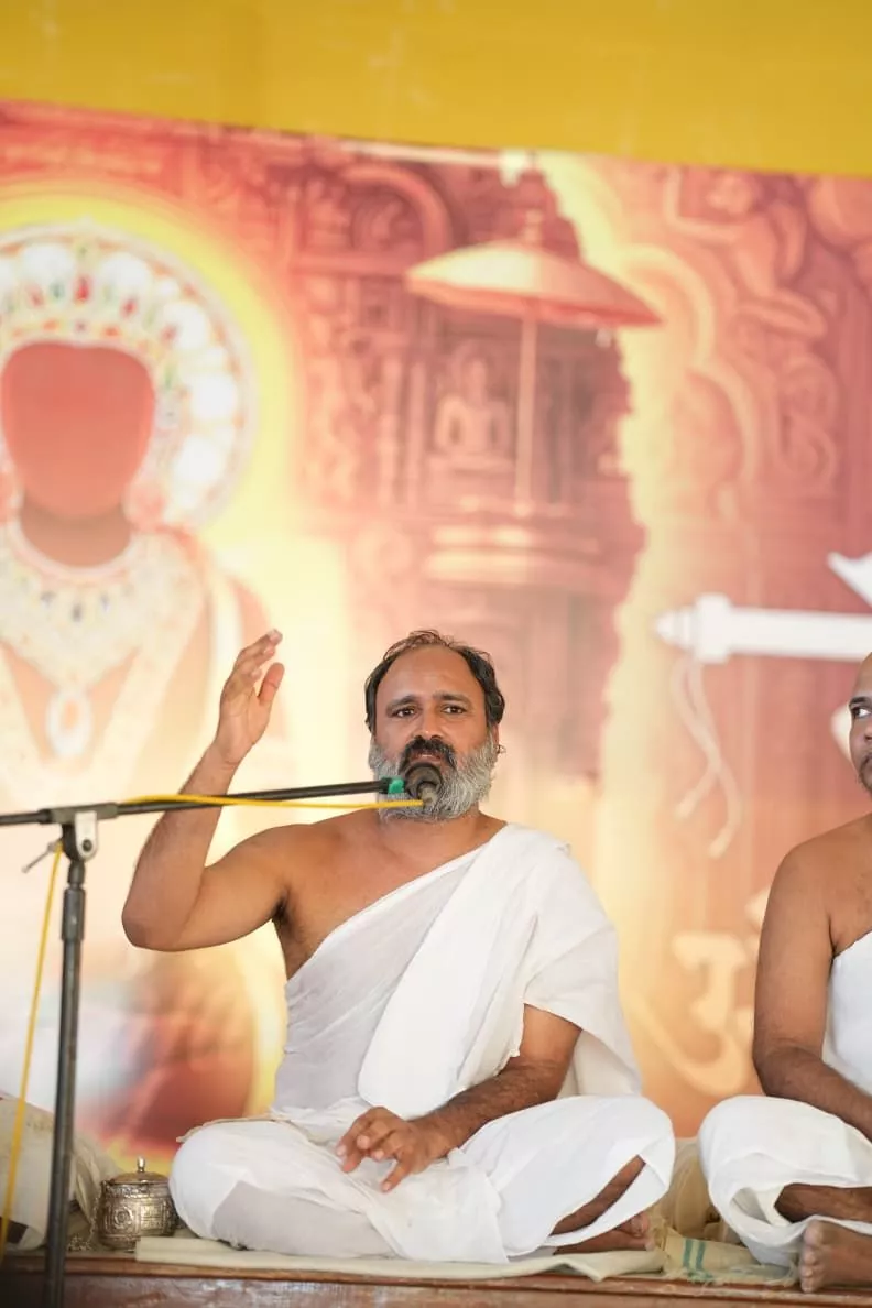 कुलपाक जैन मंदिर में मंगल वरघोड़ा के दौरान श्रद्धालु