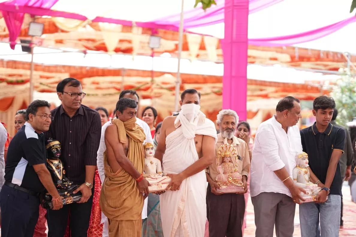 कुलपाक जैन मंदिर में मंगल वरघोड़ा के दौरान श्रद्धालु