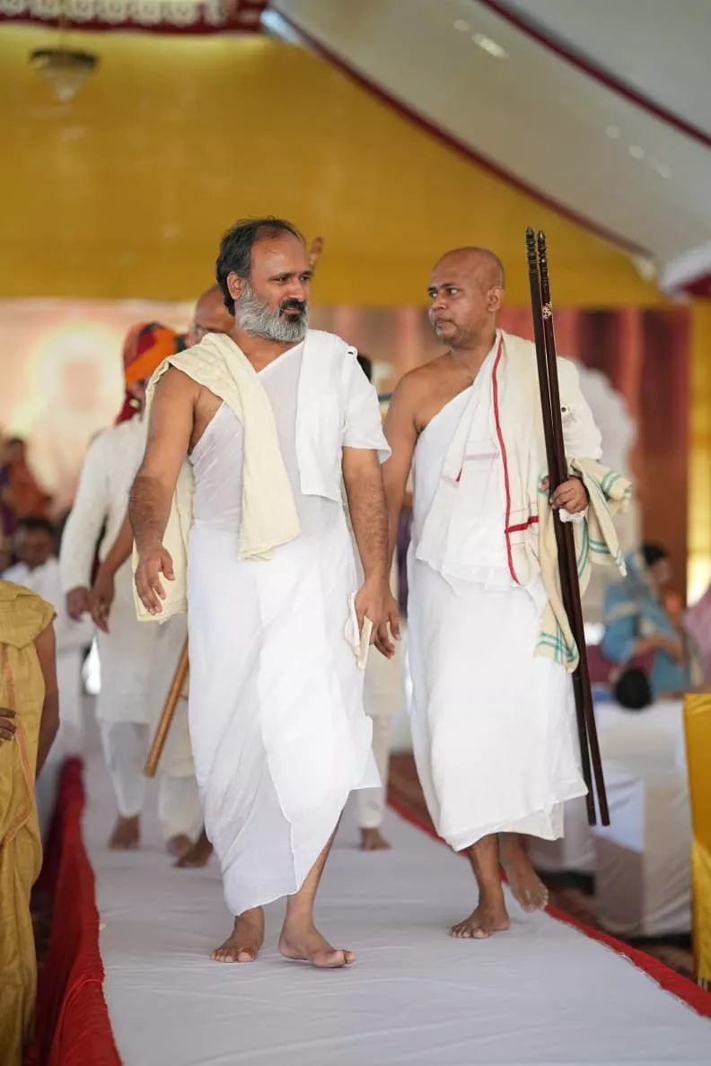 कुलपाक जैन मंदिर में मंगल वरघोड़ा के दौरान श्रद्धालु